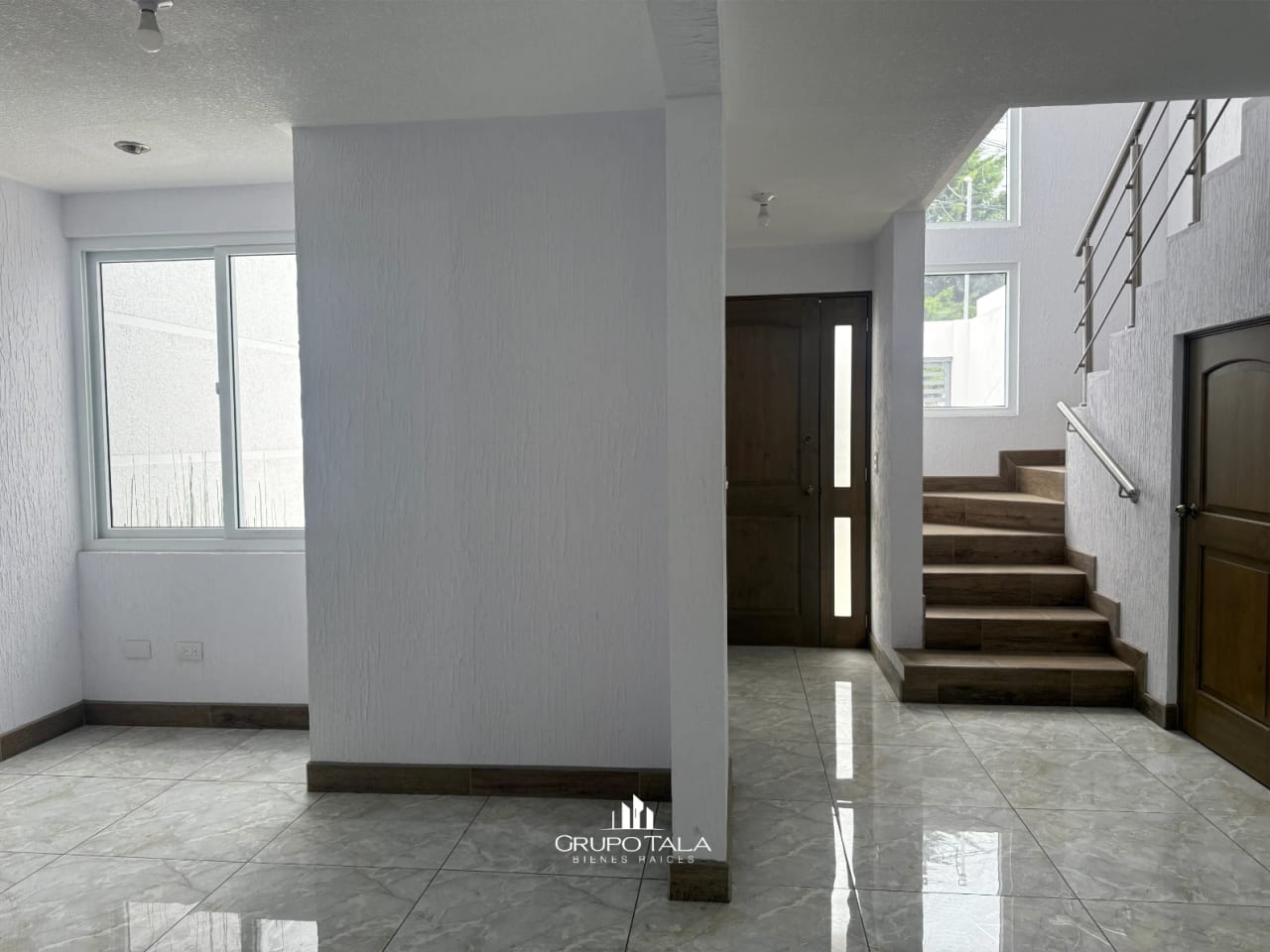 Amplia casa en venta, Nueva Monserrat, Zona 3 de Mixco🏠 — Casa en Venta en Nueva Montserrat, Zona 3 Mixco, Guatemala, Ciudad — foto 3 de 7