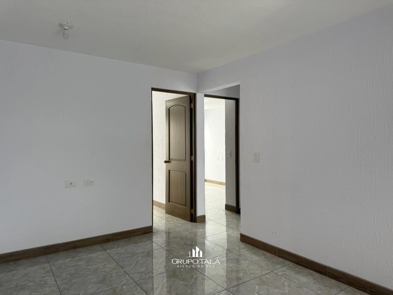 Amplia casa en venta, Nueva Monserrat, Zona 3 de Mixco🏠 — Casa en Venta en Nueva Montserrat, Zona 3 Mixco, Guatemala, Ciudad — foto 4 de 7