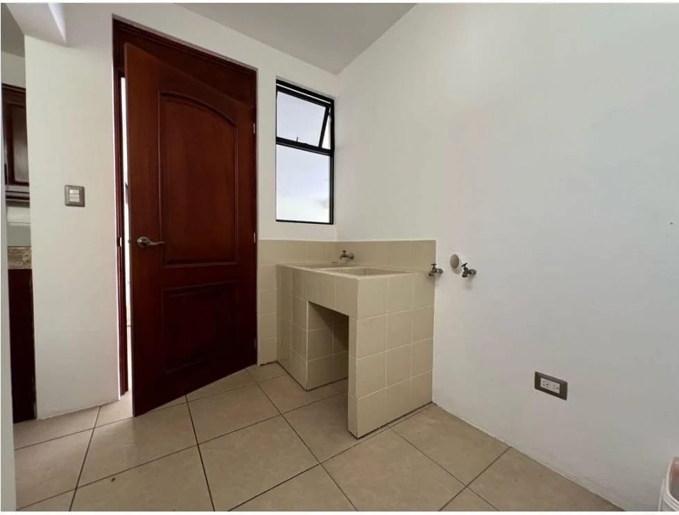 VENDO CASA EN CONDOMINIO BOSQUES ESCONDIDO KM 21.5 CARRETERA A FRAIJANES — Casa en Venta en Carretera a El Salvador, Guatemala, Ciudad — foto 3 de 16