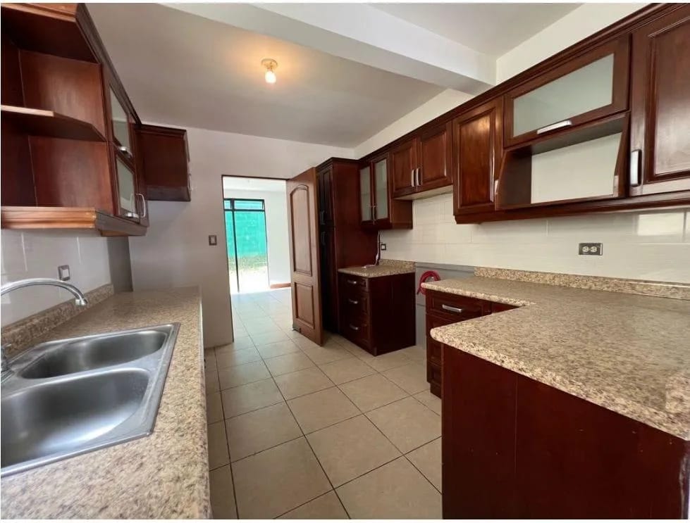 VENDO CASA EN CONDOMINIO BOSQUES ESCONDIDO KM 21.5 CARRETERA A FRAIJANES — Casa en Venta en Carretera a El Salvador, Guatemala, Ciudad — foto 2 de 16