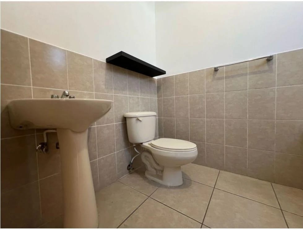 VENDO CASA EN CONDOMINIO BOSQUES ESCONDIDO KM 21.5 CARRETERA A FRAIJANES — Casa en Venta en Carretera a El Salvador, Guatemala, Ciudad — foto 7 de 16