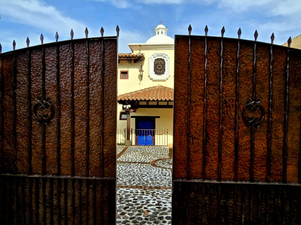 Casa en alquiler estilo colonia en condominio exclusivo en Fraijanes — Casa en Alquiler en Carretera a El Salvador, Guatemala, Ciudad — foto 1 de 17
