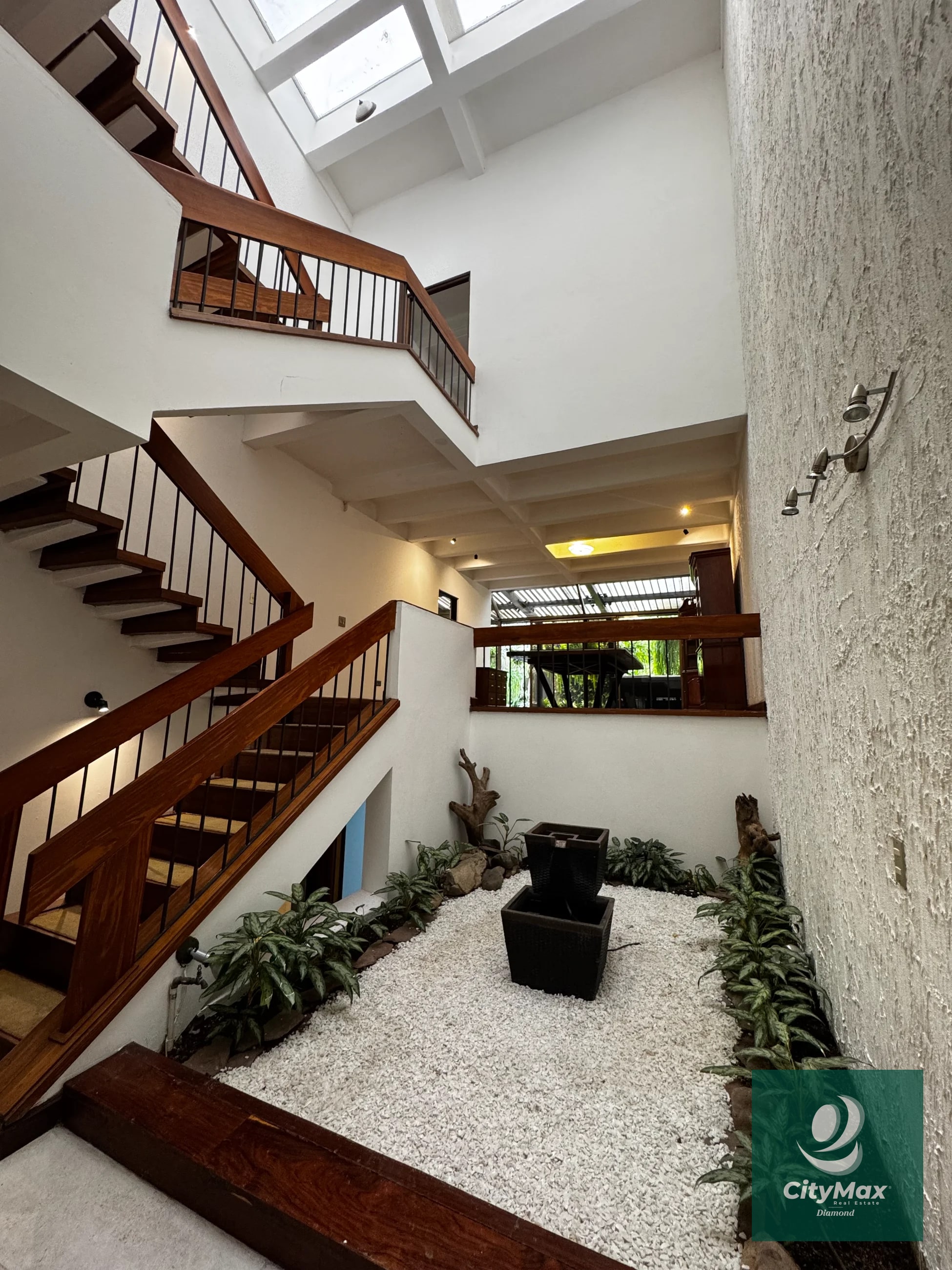 Casa en Venta en Zona 10 entorno Las Margaritas — Casa en Venta en Zona 10, Guatemala, Ciudad — foto 1 de 15