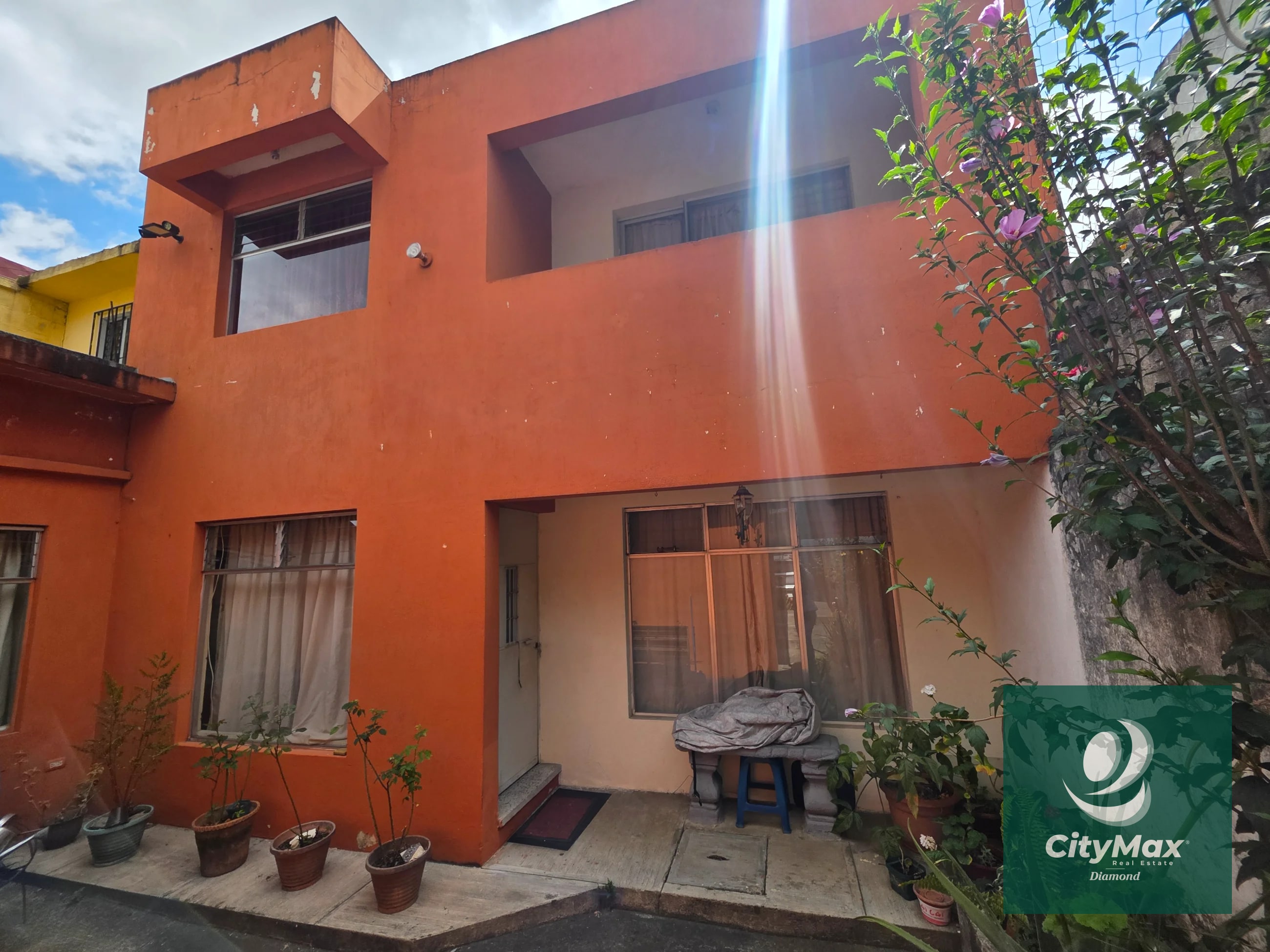 Casa en Venta con Apartamento y Locales en Zona 2 Mixco — Casa en Venta en Zona 2 Mixco, Guatemala, Ciudad — foto 1 de 17