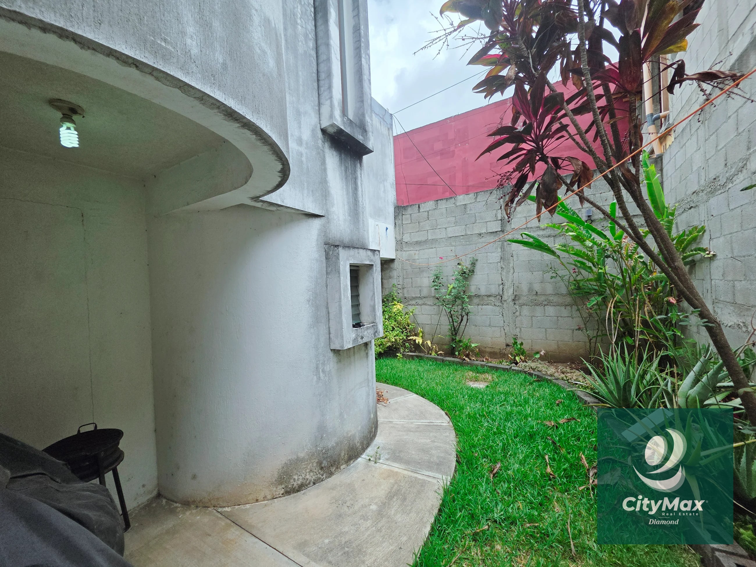 Casa en Venta con Apartamento y Locales en Zona 2 Mixco — Casa en Venta en Zona 2 Mixco, Guatemala, Ciudad — foto 9 de 17