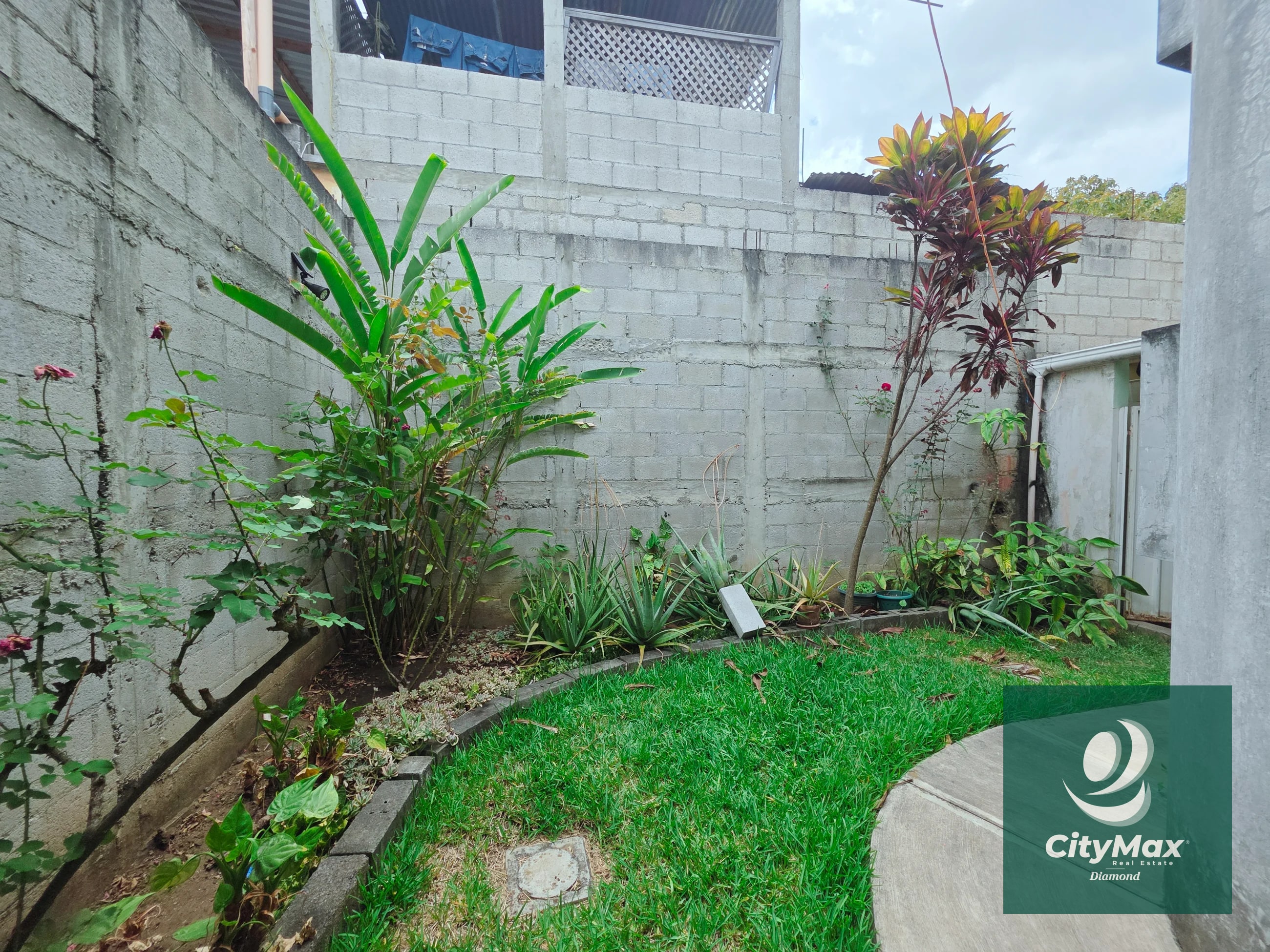 Casa en Venta con Apartamento y Locales en Zona 2 Mixco — Casa en Venta en Zona 2 Mixco, Guatemala, Ciudad — foto 11 de 17