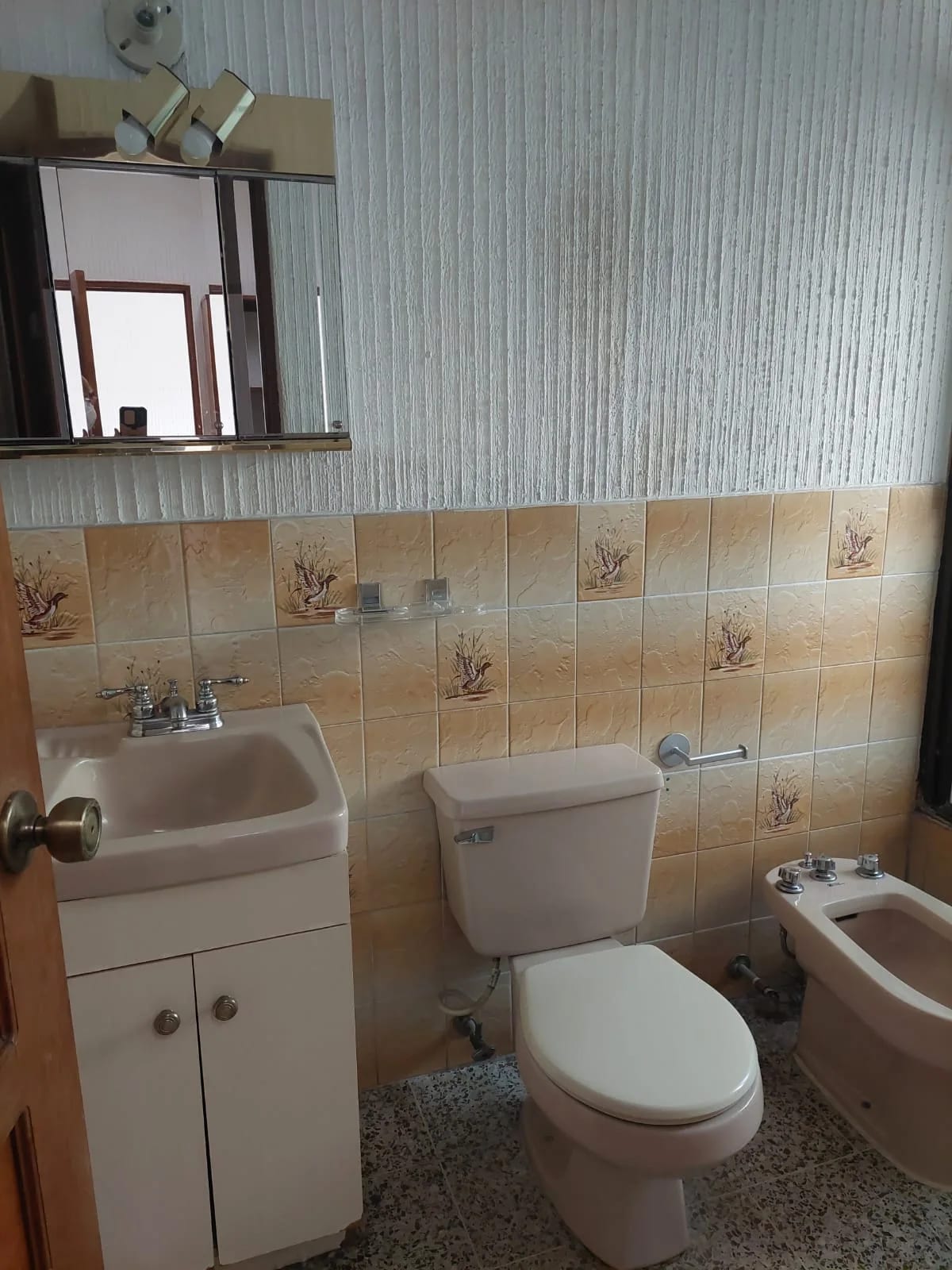 RENTO CASA Z.10 VILLA MARQUEZ REF.6577 *4 BAÑOS, 3 HAB, 3 PARQUEOS, CUARTO SERVICIO, $1344* — Casa en Alquiler en Zona 10, Guatemala, Ciudad — foto 2 de 7