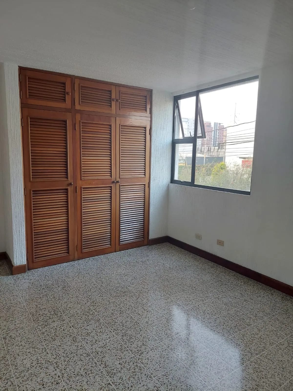 RENTO CASA Z.10 VILLA MARQUEZ REF.6577 *4 BAÑOS, 3 HAB, 3 PARQUEOS, CUARTO SERVICIO, $1344* — Casa en Alquiler en Zona 10, Guatemala, Ciudad — foto 1 de 7