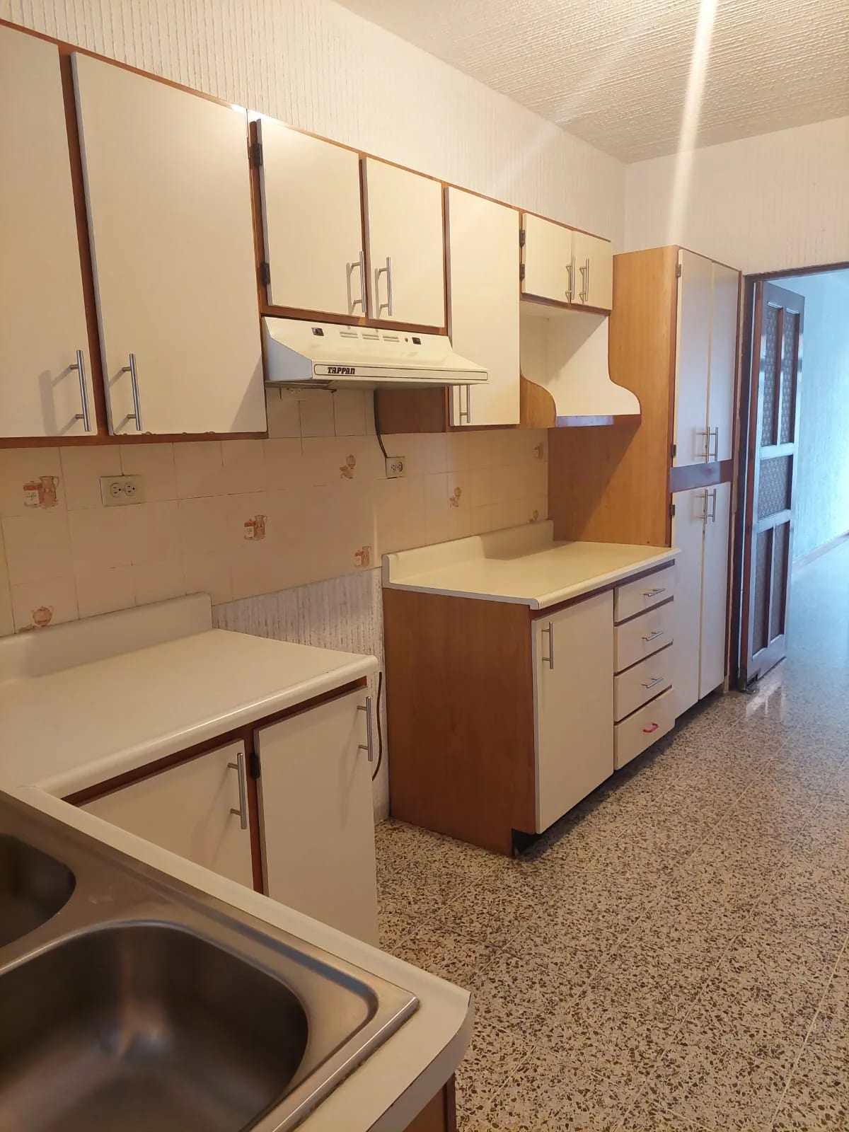 RENTO CASA Z.10 VILLA MARQUEZ REF.6577 *4 BAÑOS, 3 HAB, 3 PARQUEOS, CUARTO SERVICIO, $1344* — Casa en Alquiler en Zona 10, Guatemala, Ciudad — foto 4 de 7