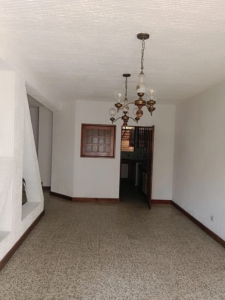 RENTO CASA DE 4 HAB ZONA 10 VILLA MARQUEZ REF.6934 *3 PARQUEOS, CUARTO SERV, 4 HAB, 3.5 BAÑOS, SALA FAM* — Casa en Alquiler en Zona 10, Guatemala, Ciudad — foto 6 de 13