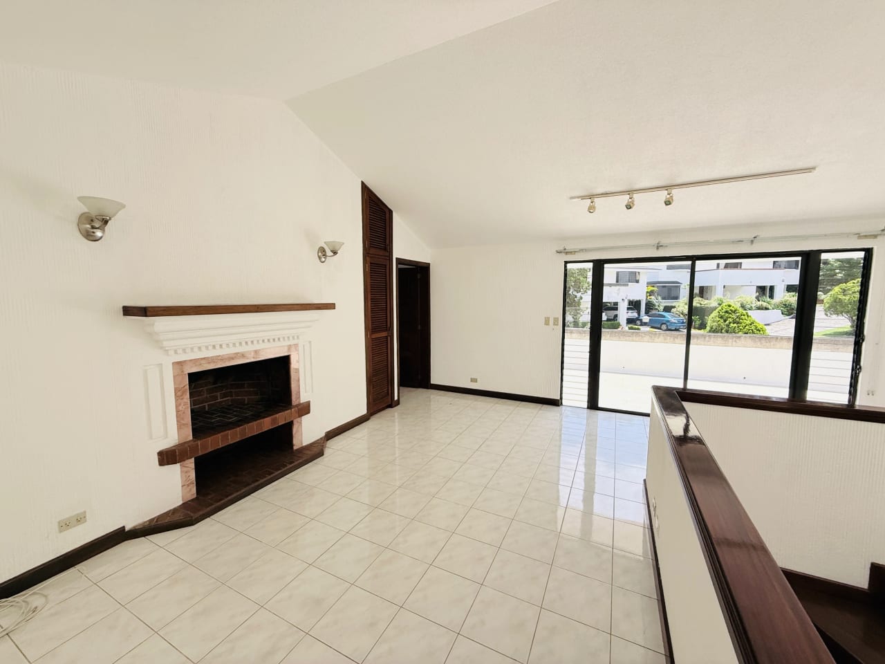 CASA AMPLIA EN RENTA CON JARDIN 4 HAB. / COND. SAN ANTONIO KM. 16.5 CAES — Casa en Alquiler en San Antonio, Carretera a El Salvador, Guatemala, Ciudad — foto 8 de 14