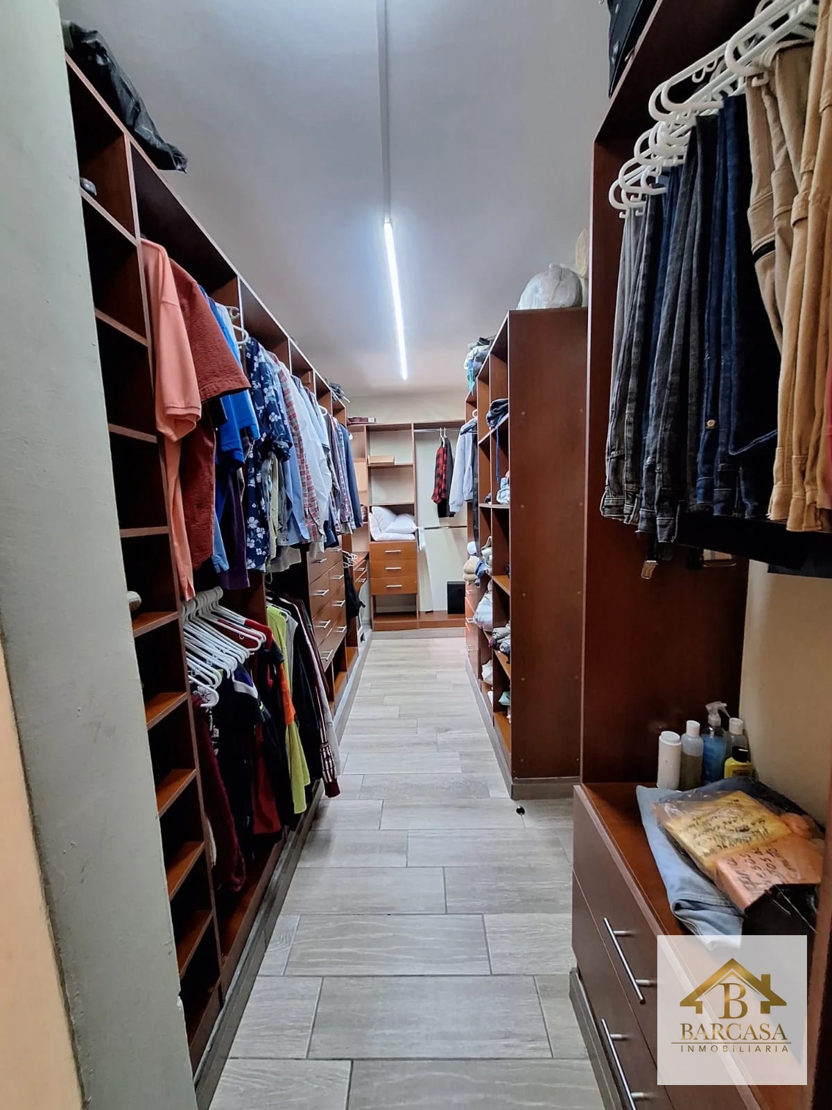 Se vende casa fuera de Garita km 15.5, detrás de Walmart Caes. Habitaciones en el primer Nivel - 13
