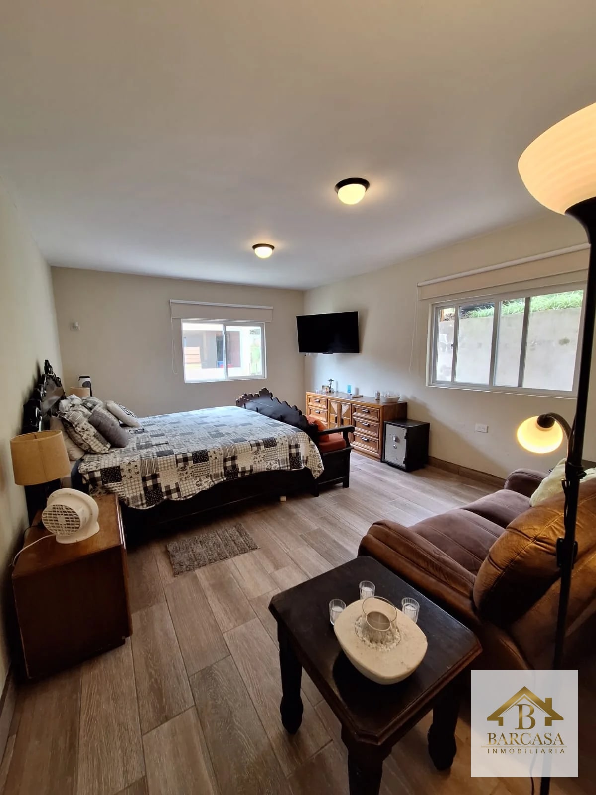 Se vende casa fuera de Garita km 15.5, detrás de Walmart Caes. Habitaciones en el primer Nivel - 11