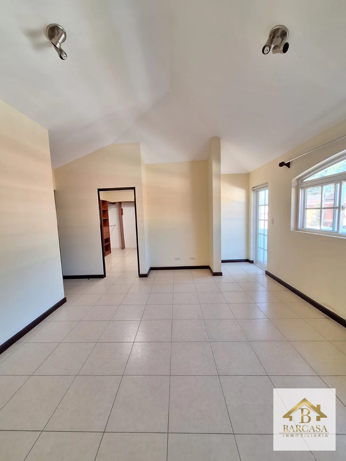 Se vende casa en Residenciales Manantiales km 19.5 carretera a San Jose Pinula - 11