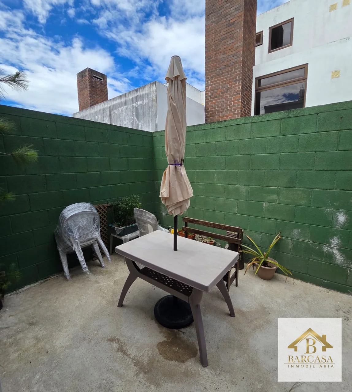 Se vende casa en Arrazola Country club km 16.5 CAES, entrada a Olmeca, Carretera a lo de Dieguez. 4 habitaciones mas estudio. - 5