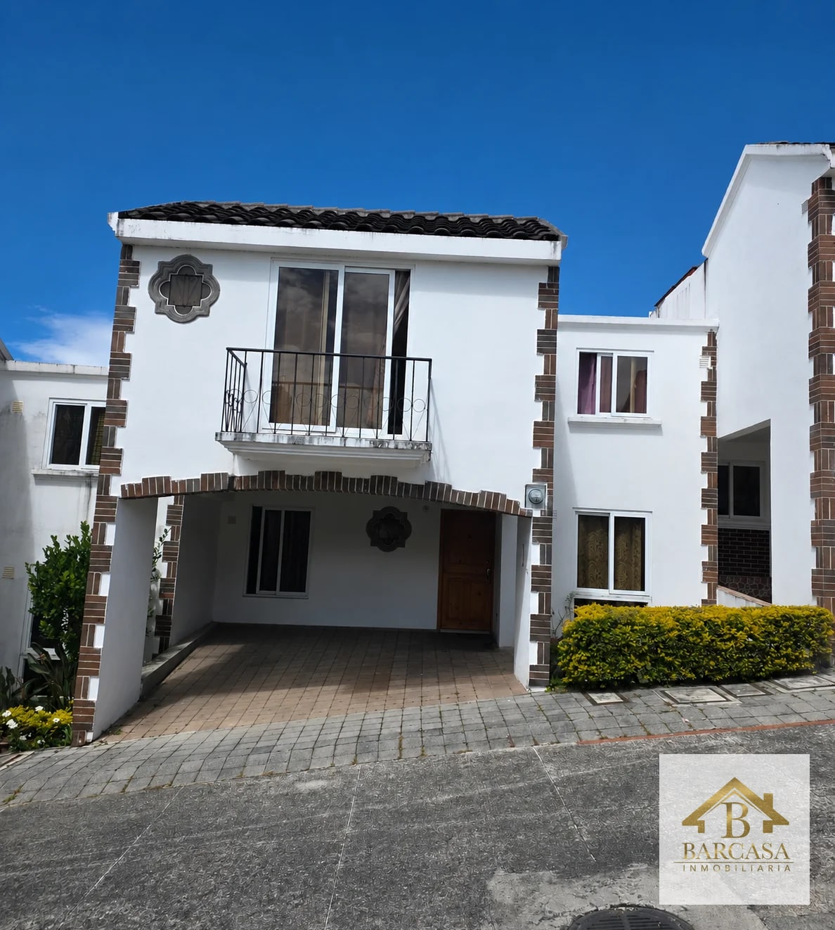 Se vende casa en Arrazola Country club km 16.5 CAES, entrada a Olmeca, Carretera a lo de Dieguez. 4 habitaciones mas estudio. - 1