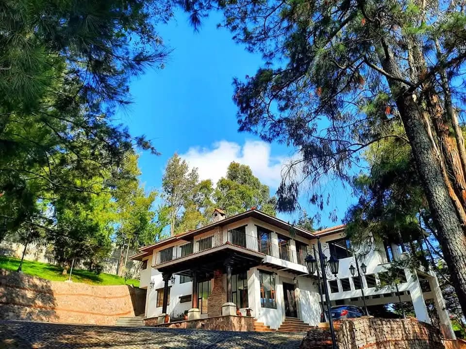 VENDO HERMOSA MANSIÓN A ORILLA DE CARRETERA INTERAMERICANA KM. 33.8 — Casa en Venta en Santa Maria Cauqué, Sacatepéquez — foto 1 de 7