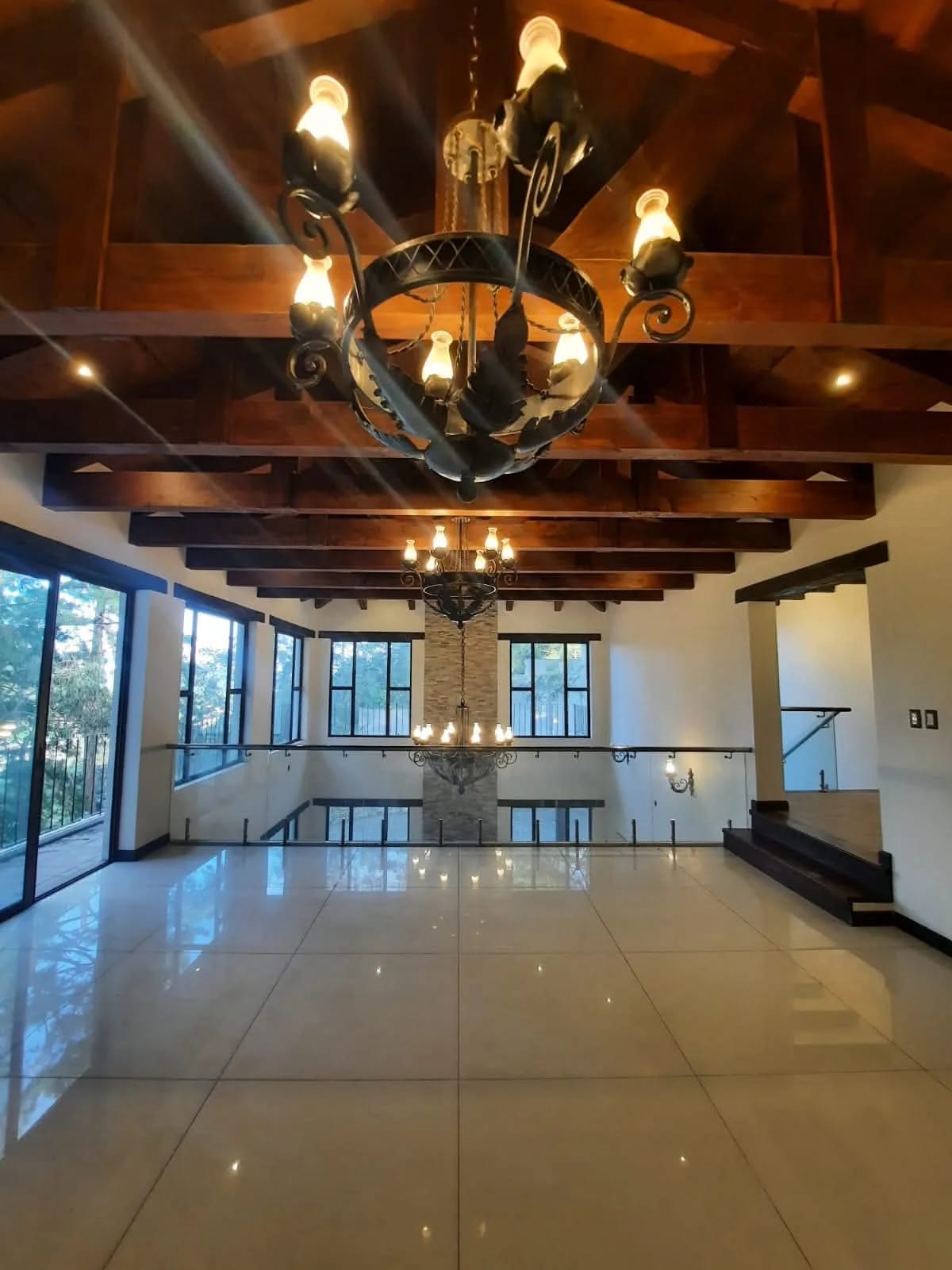 VENDO HERMOSA MANSIÓN A ORILLA DE CARRETERA INTERAMERICANA KM. 33.8 — Casa en Venta en Santa Maria Cauqué, Sacatepéquez — foto 2 de 7