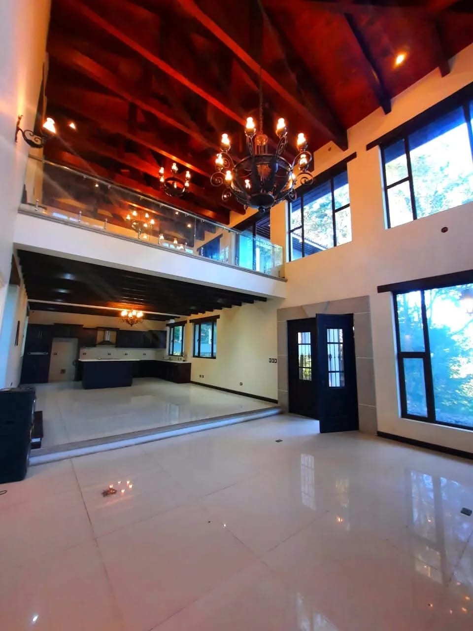 VENDO HERMOSA MANSIÓN A ORILLA DE CARRETERA INTERAMERICANA KM. 33.8 — Casa en Venta en Santa Maria Cauqué, Sacatepéquez — foto 5 de 7