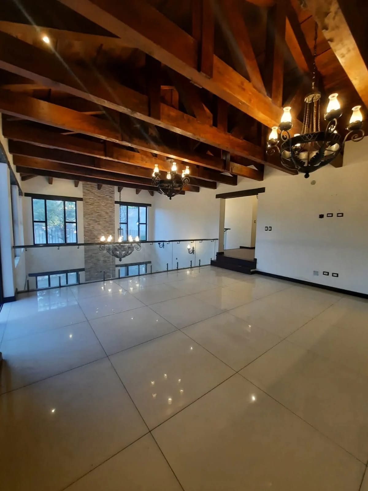 VENDO HERMOSA MANSIÓN A ORILLA DE CARRETERA INTERAMERICANA KM. 33.8 — Casa en Venta en Santa Maria Cauqué, Sacatepéquez — foto 4 de 7