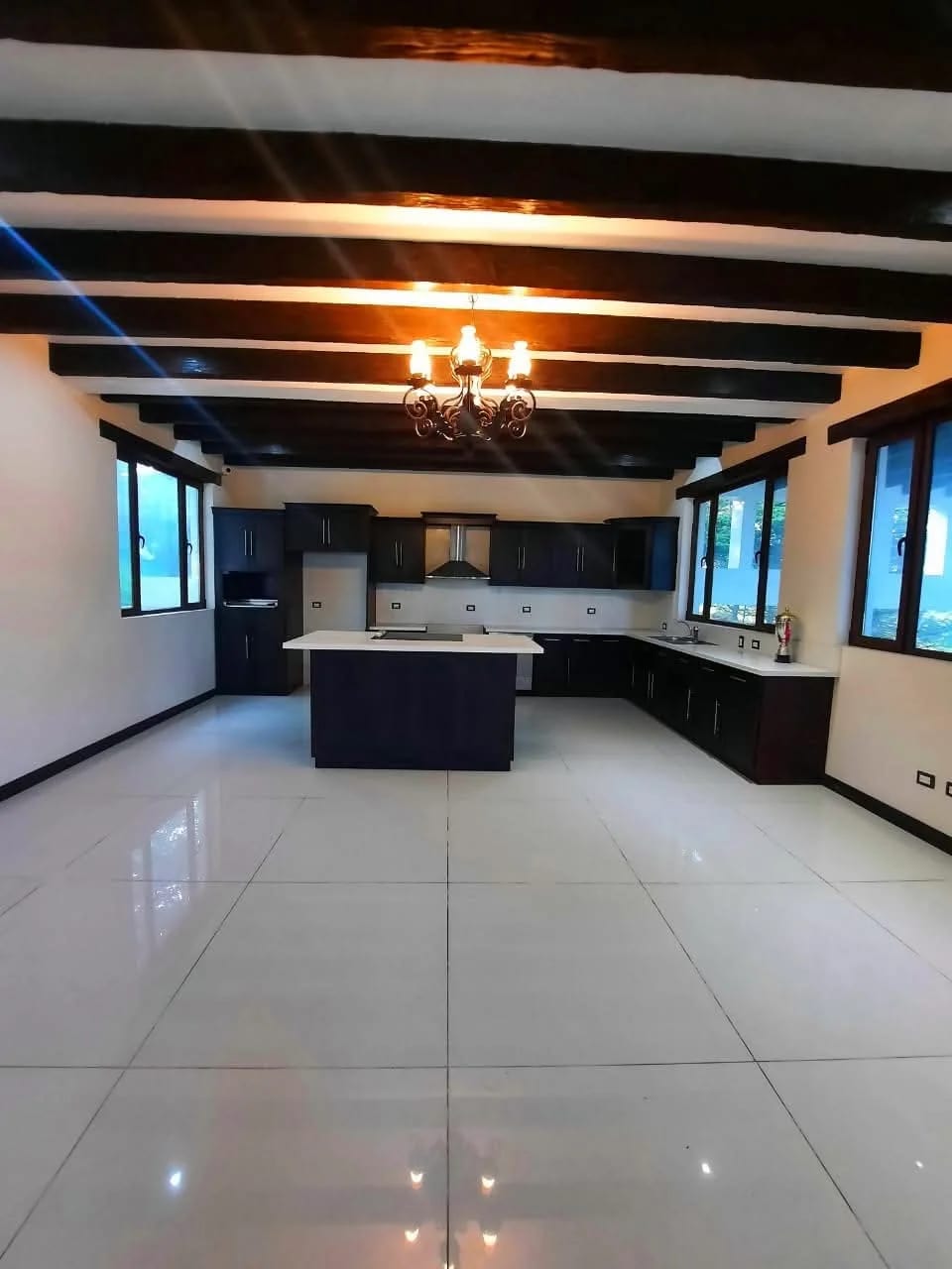 VENDO HERMOSA MANSIÓN A ORILLA DE CARRETERA INTERAMERICANA KM. 33.8 — Casa en Venta en Santa Maria Cauqué, Sacatepéquez — foto 6 de 7
