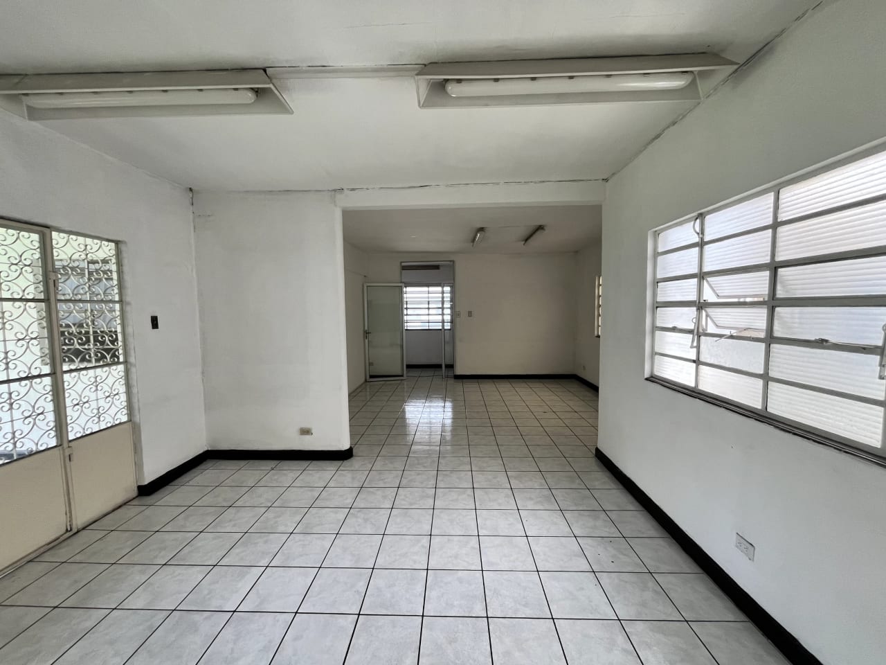 Propiedad Comercial en Alquiler | Avenida Petapa — Oficina en Alquiler en Zona 12, Guatemala, Ciudad — foto 9 de 15