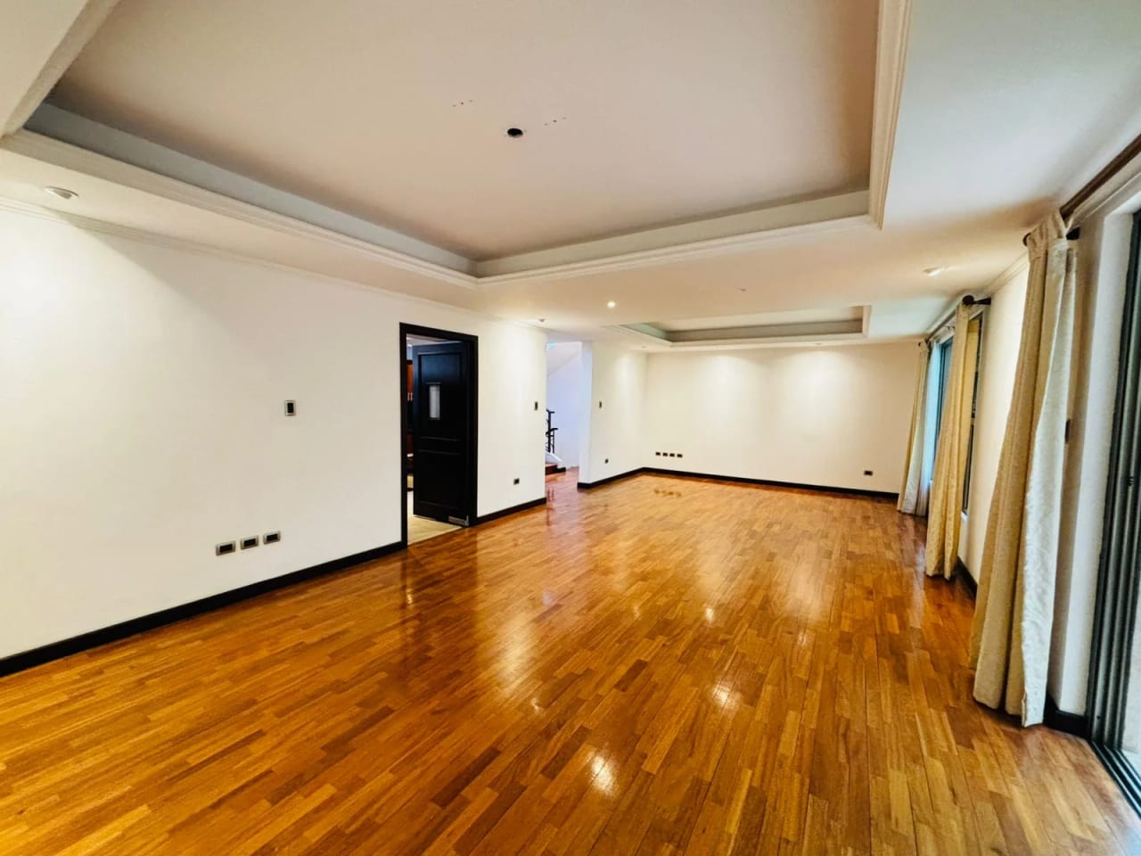 Espectacular casa de 3 dormitorios en venta en Zona 10 Oakland — Casa en Venta en Zona 10, Guatemala, Ciudad — foto 3 de 17