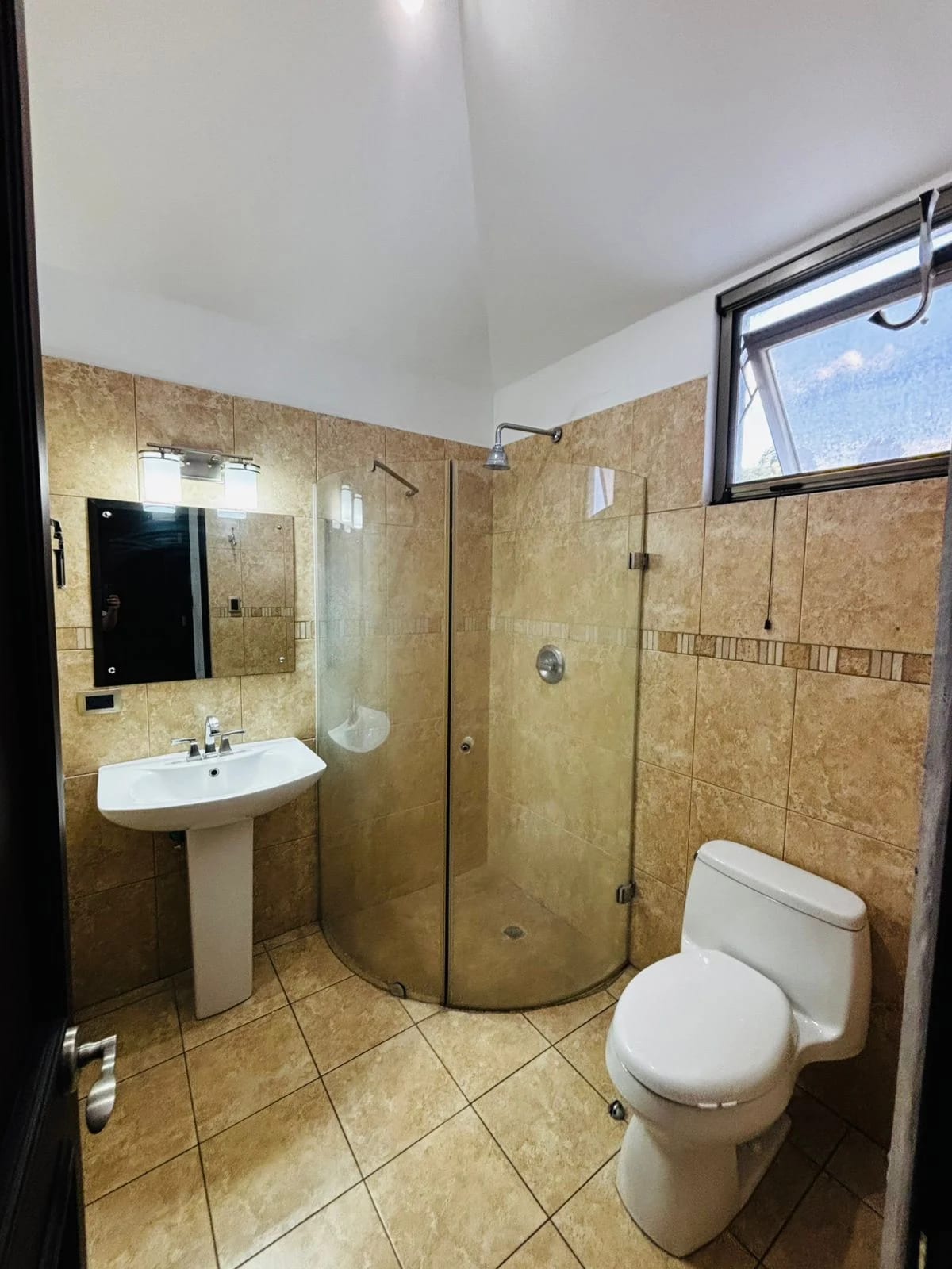 Espectacular casa de 3 dormitorios en venta en Zona 10 Oakland — Casa en Venta en Zona 10, Guatemala, Ciudad — foto 13 de 17
