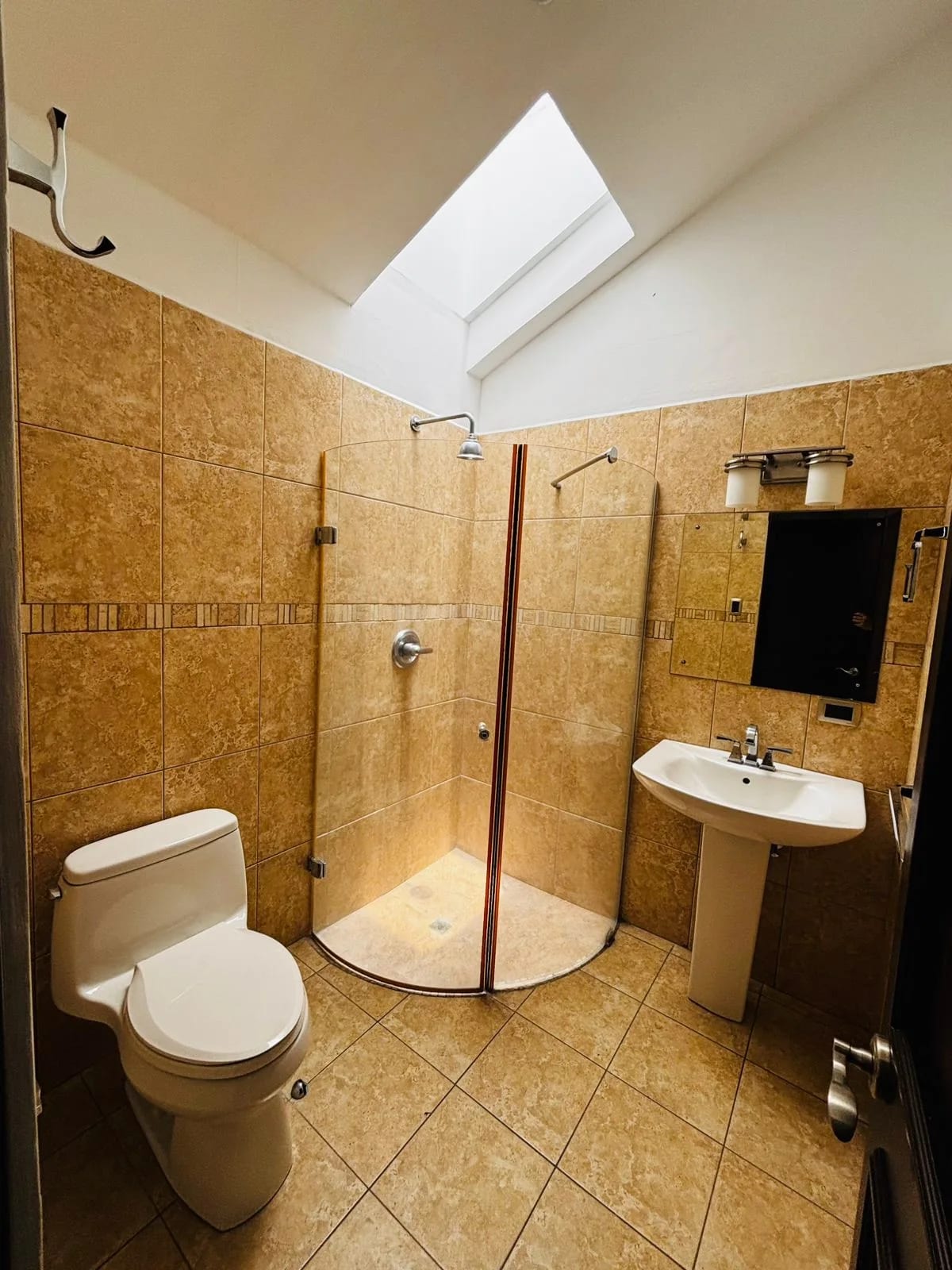 Espectacular casa de 3 dormitorios en venta en Zona 10 Oakland — Casa en Venta en Zona 10, Guatemala, Ciudad — foto 16 de 17