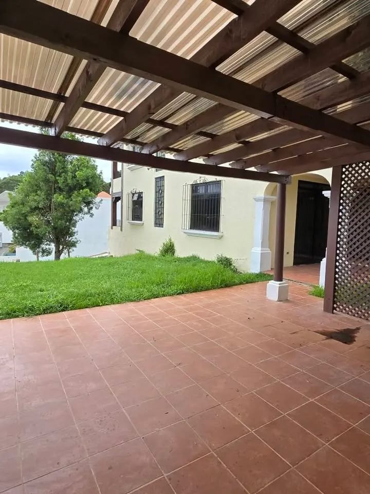 CASA CON JARDÍN EN ALQUILER EN BOUGANVILIAS DE ARRAZOLA CARRETERA SALVADOR KM.16.5 — Casa en Alquiler en Fraijanes, Carretera a El Salvador, Guatemala, Ciudad — foto 3 de 17