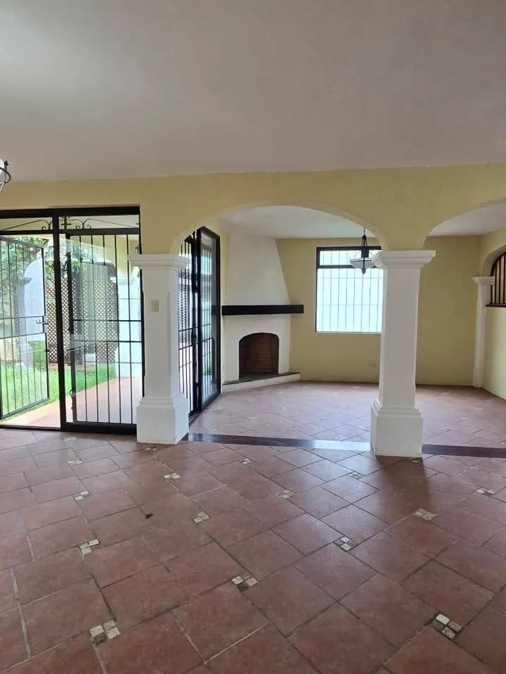 CASA CON JARDÍN EN ALQUILER EN BOUGANVILIAS DE ARRAZOLA CARRETERA SALVADOR KM.16.5 — Casa en Alquiler en Fraijanes, Carretera a El Salvador, Guatemala, Ciudad — foto 4 de 17