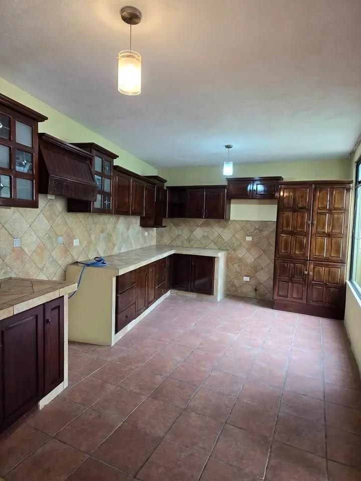 CASA CON JARDÍN EN ALQUILER EN BOUGANVILIAS DE ARRAZOLA CARRETERA SALVADOR KM.16.5 — Casa en Alquiler en Fraijanes, Carretera a El Salvador, Guatemala, Ciudad — foto 5 de 17