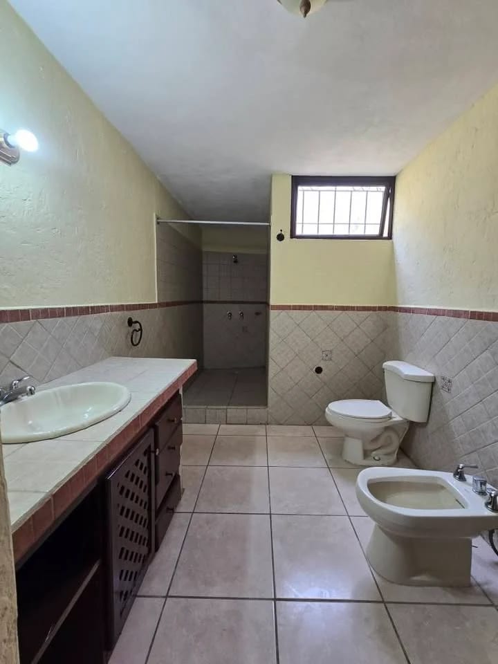 CASA CON JARDÍN EN ALQUILER EN BOUGANVILIAS DE ARRAZOLA CARRETERA SALVADOR KM.16.5 — Casa en Alquiler en Fraijanes, Carretera a El Salvador, Guatemala, Ciudad — foto 11 de 17