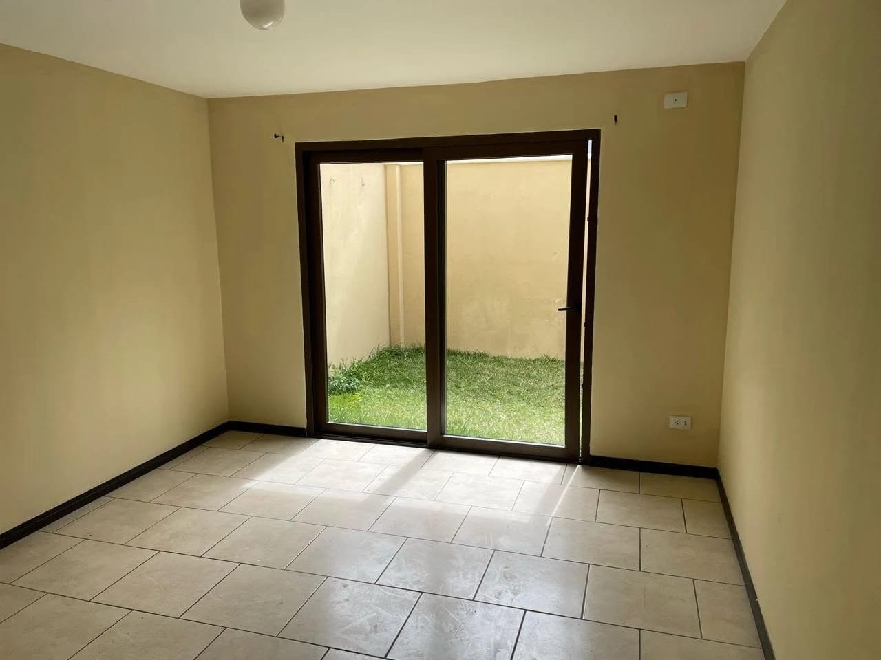 CASA EN VENTA CONDOMINIO CUMBRES DE LA ARBOLEDA KN. 21.5 CARRETERA A EL SALVADOR — Casa en Venta en Fraijanes, Carretera a El Salvador, Guatemala, Ciudad — foto 16 de 17
