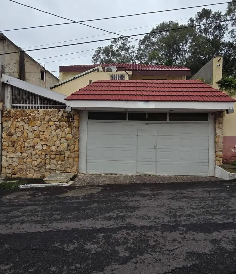 Casa en Venta Valle Dorado Bulevar Sur San Cristóbal Zona 8 — Casa en Venta en Zona 8 Mixco, Guatemala, Ciudad — foto 1 de 9