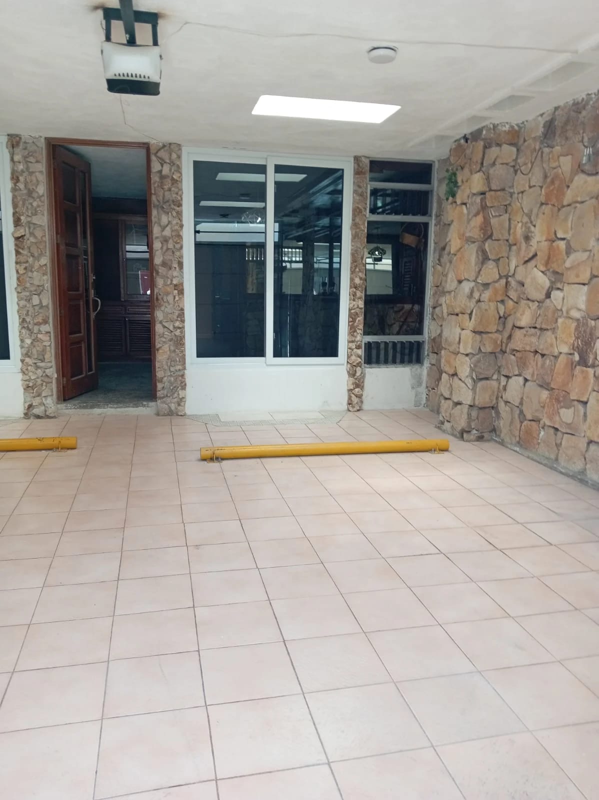 Casa Remodelada en Venta Valle Dorado Bulevar Sur San Cristóbal Zona 8 — Casa en Venta en Zona 8 Mixco, Guatemala, Ciudad — foto 3 de 17