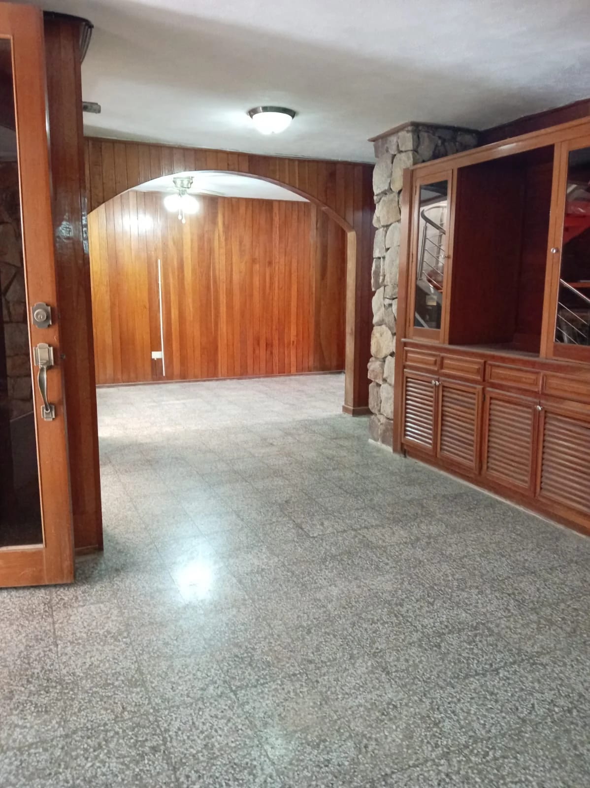 Casa Remodelada en Venta Valle Dorado Bulevar Sur San Cristóbal Zona 8 — Casa en Venta en Zona 8 Mixco, Guatemala, Ciudad — foto 1 de 17
