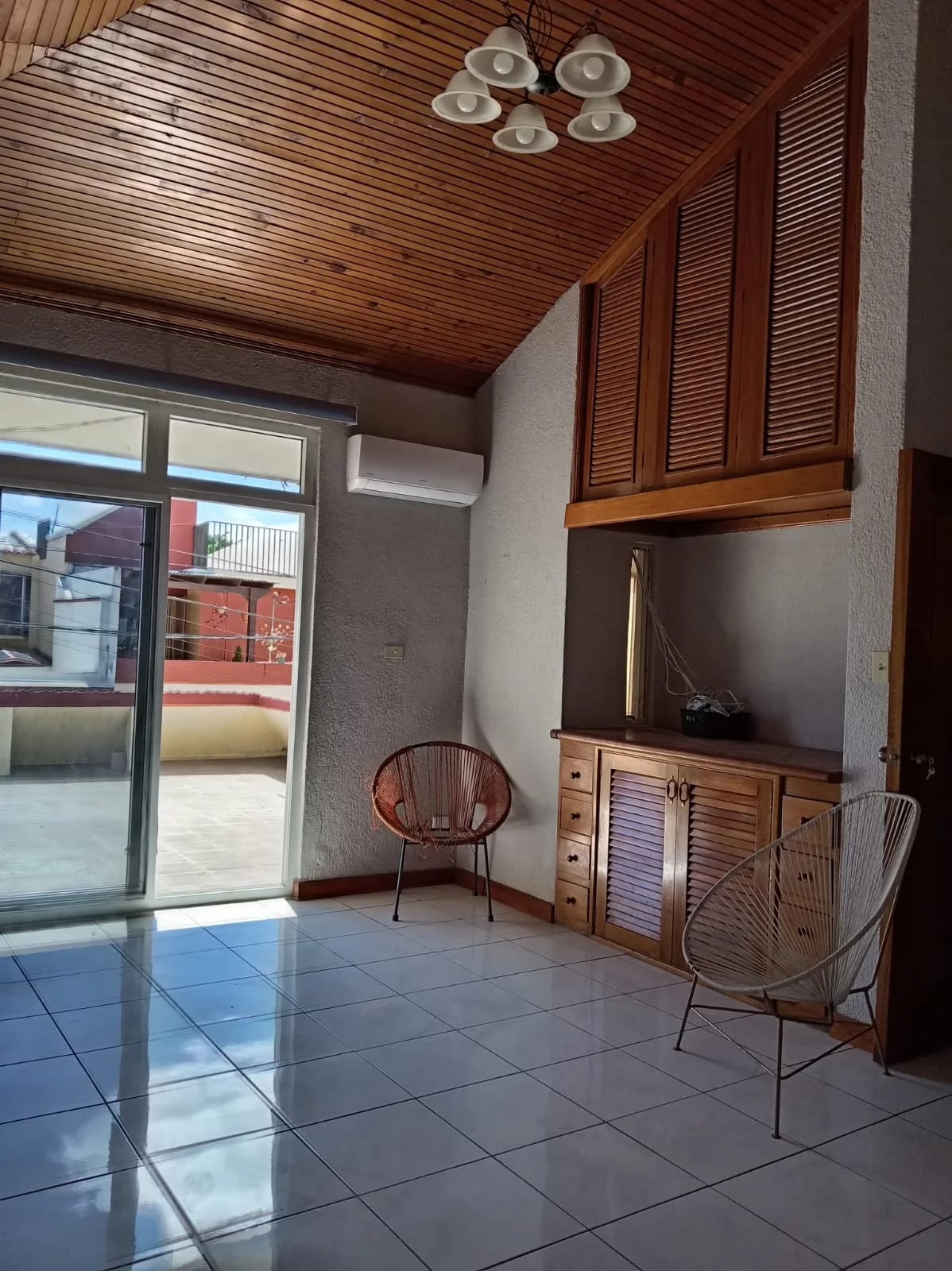 Casa Remodelada en Venta Valle Dorado Bulevar Sur San Cristóbal Zona 8 — Casa en Venta en Zona 8 Mixco, Guatemala, Ciudad — foto 14 de 17