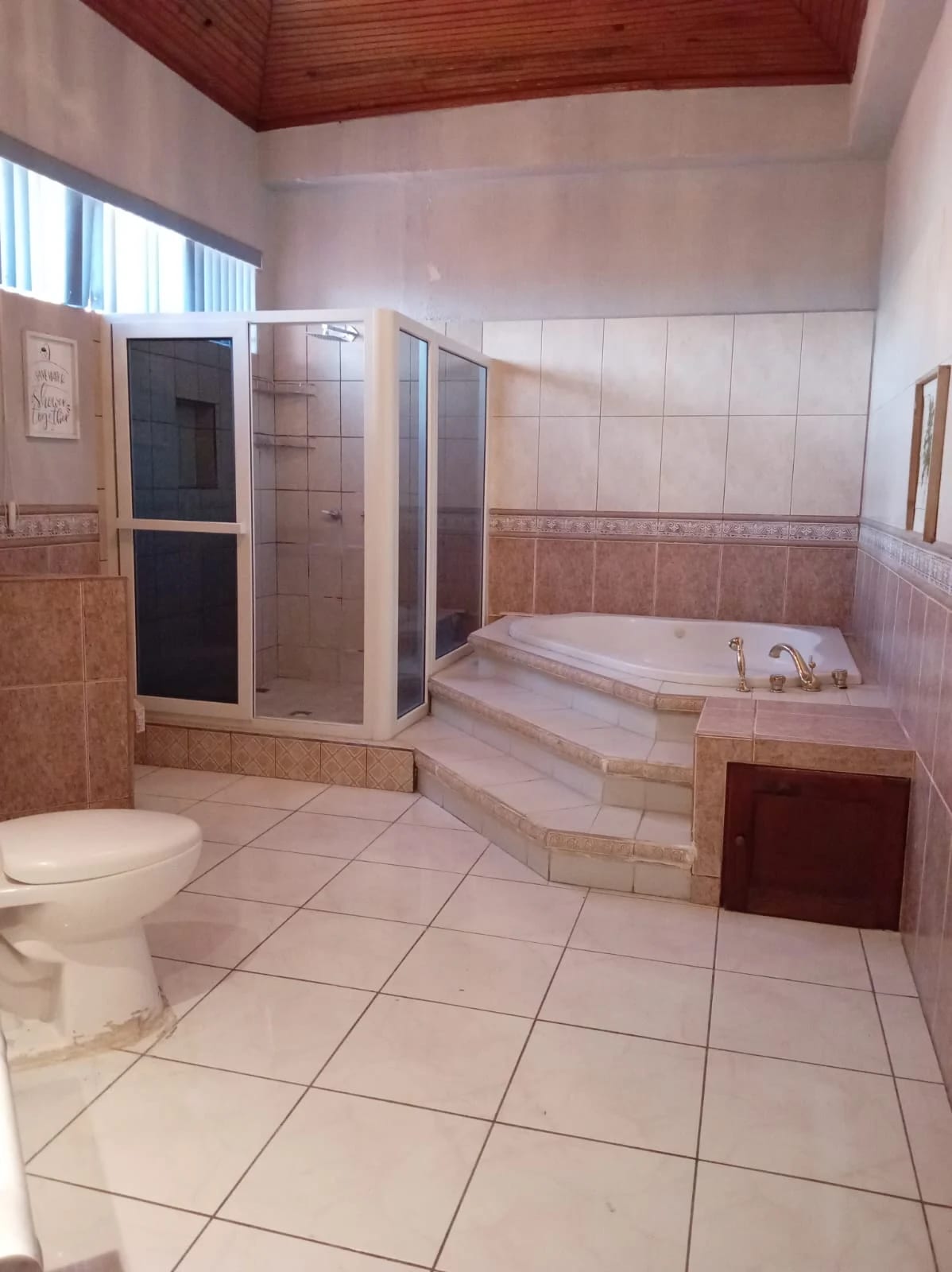 Casa Remodelada en Venta Valle Dorado Bulevar Sur San Cristóbal Zona 8 — Casa en Venta en Zona 8 Mixco, Guatemala, Ciudad — foto 16 de 17