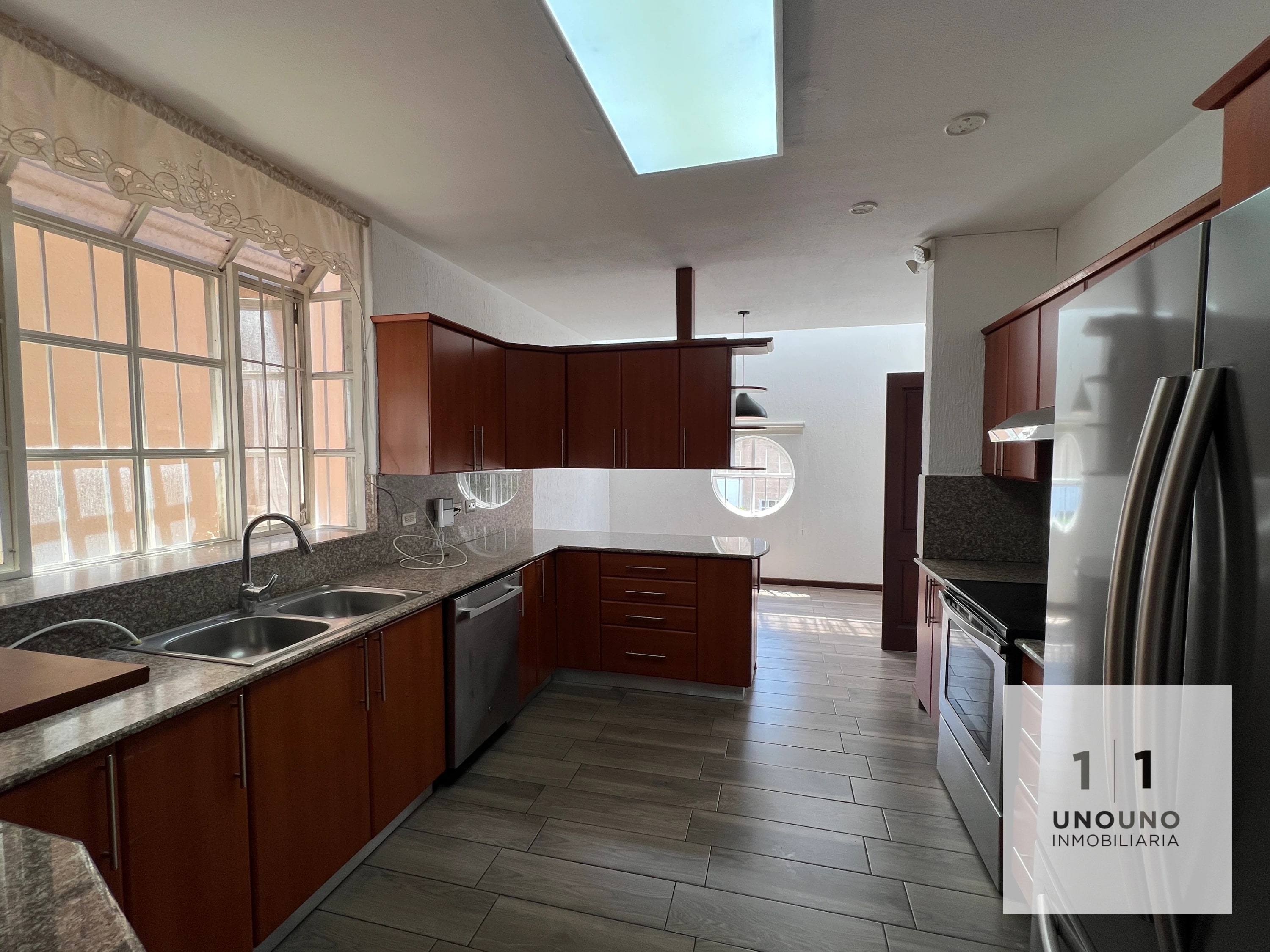 Hermosa casa en alquiler en Elgin, zona 13 — Casa en Alquiler en Elgin, Zona 13, Guatemala, Ciudad — foto 2 de 17