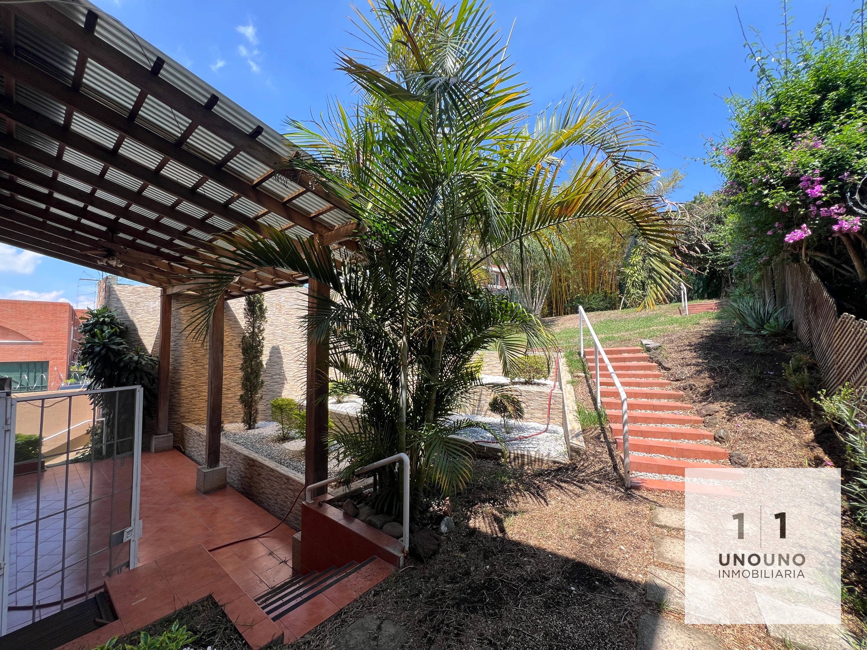 Hermosa casa en alquiler en Elgin, zona 13 — Casa en Alquiler en Elgin, Zona 13, Guatemala, Ciudad — foto 1 de 17