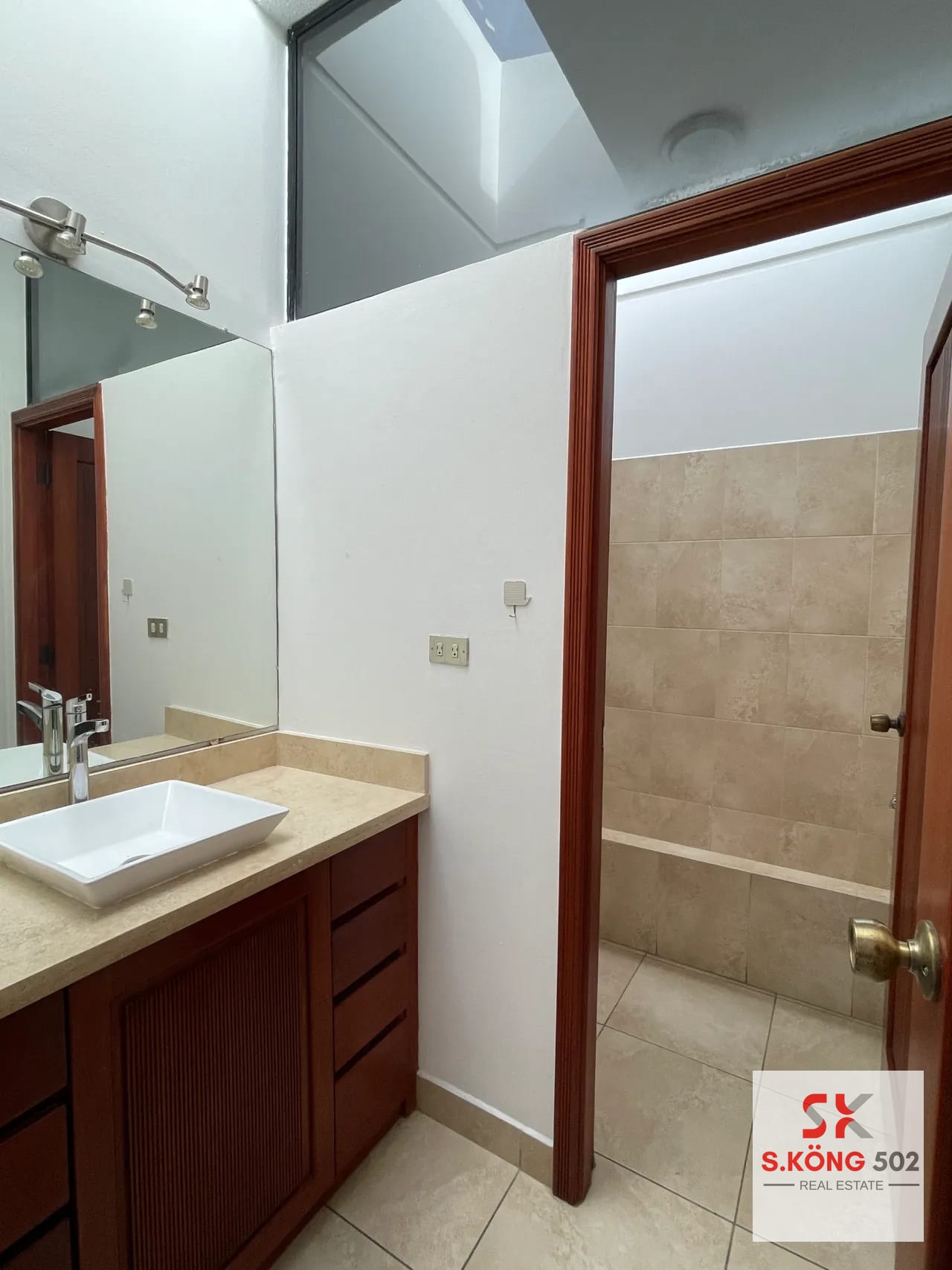 SE RENTA CASA GRANDE CON ENORME JARDÍN EN EL SOCORRO, Km. 12.7 HILLTOP, CES — Casa en Alquiler en Santa Catarina Pinula, Guatemala, Ciudad — foto 14 de 16