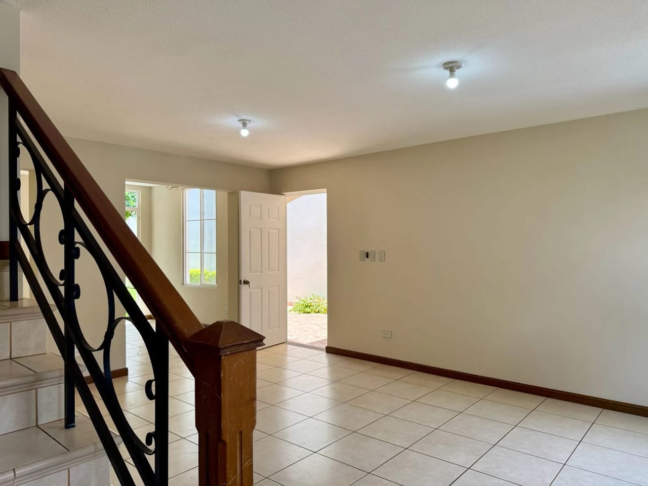 CASA EN VENTA EN CONDADO NARANJO ZONA 4 DE MIXCO — Casa en Venta en Condado Naranjo, Zona 4 Mixco, Guatemala, Ciudad — foto 1 de 17