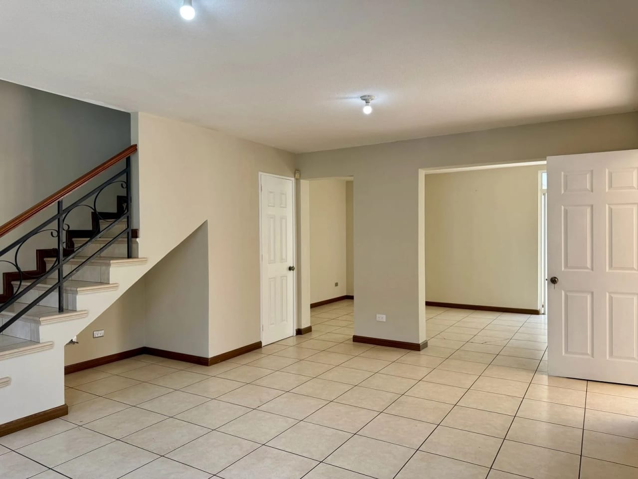 CASA EN VENTA EN CONDADO NARANJO ZONA 4 DE MIXCO — Casa en Venta en Condado Naranjo, Zona 4 Mixco, Guatemala, Ciudad — foto 2 de 17
