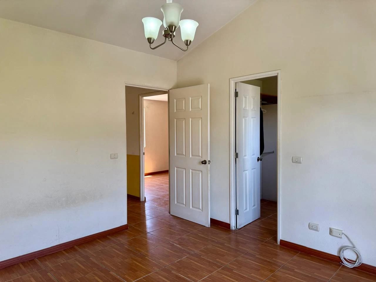 CASA EN VENTA EN VILLA NUEVA, JARDINES DE VERONA, CIUDAD SANTA CLARA — Casa en Venta en Villa Nueva, Guatemala, Ciudad — foto 4 de 17