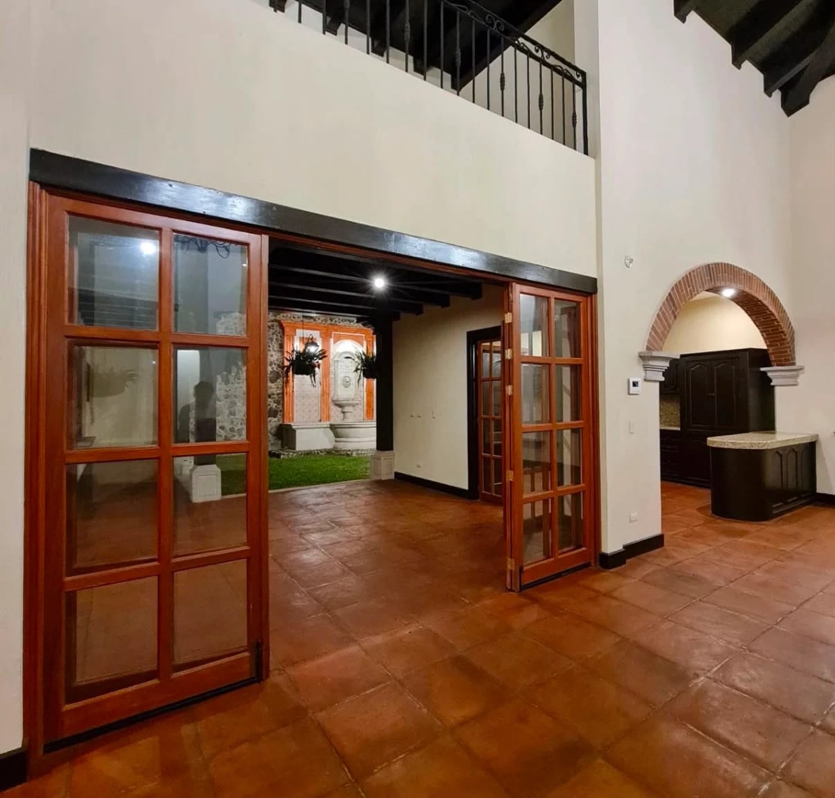 Lujosa Casa de Esquina. Boulevard Principal en Bella Vista Jocotenango — Casa en Venta en Jocotenango, Sacatepéquez — foto 4 de 9