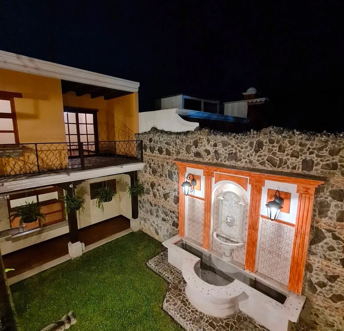 Lujosa Casa de Esquina. Boulevard Principal en Bella Vista Jocotenango — Casa en Venta en Jocotenango, Sacatepéquez — foto 5 de 9