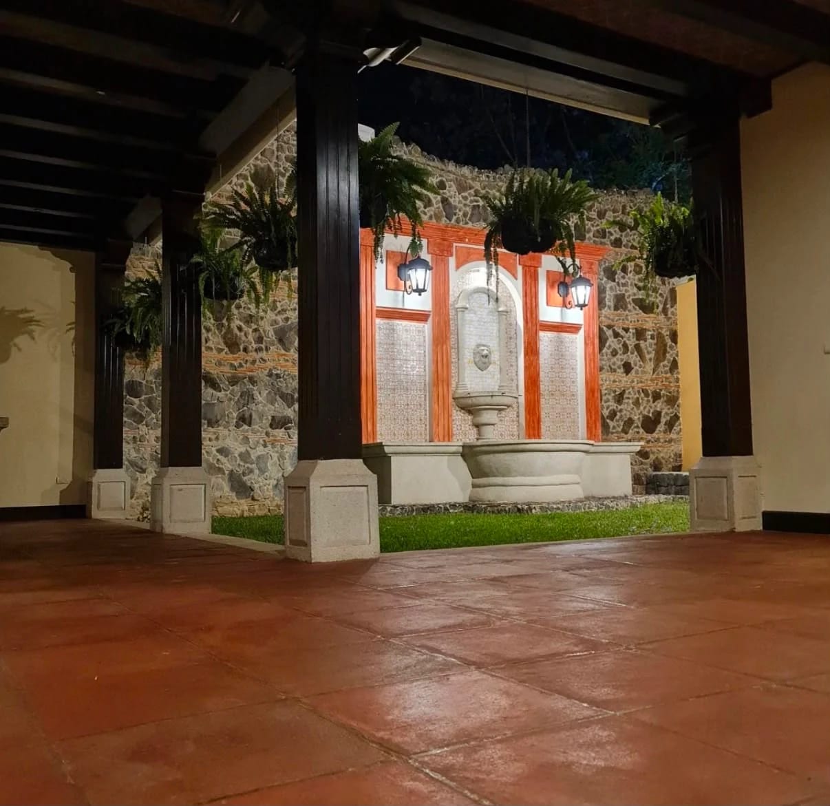 Lujosa Casa de Esquina. Boulevard Principal en Bella Vista Jocotenango — Casa en Venta en Jocotenango, Sacatepéquez — foto 6 de 9