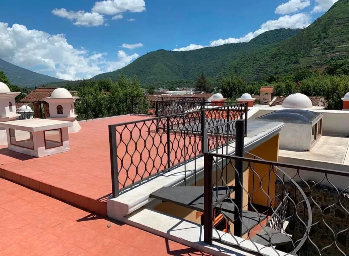 Lujosa Casa de Esquina. Boulevard Principal en Bella Vista Jocotenango — Casa en Venta en Jocotenango, Sacatepéquez — foto 7 de 9