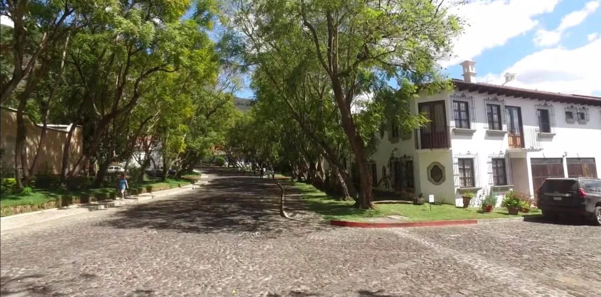 Lujosa Casa de Esquina. Boulevard Principal en Bella Vista Jocotenango — Casa en Venta en Jocotenango, Sacatepéquez — foto 9 de 9